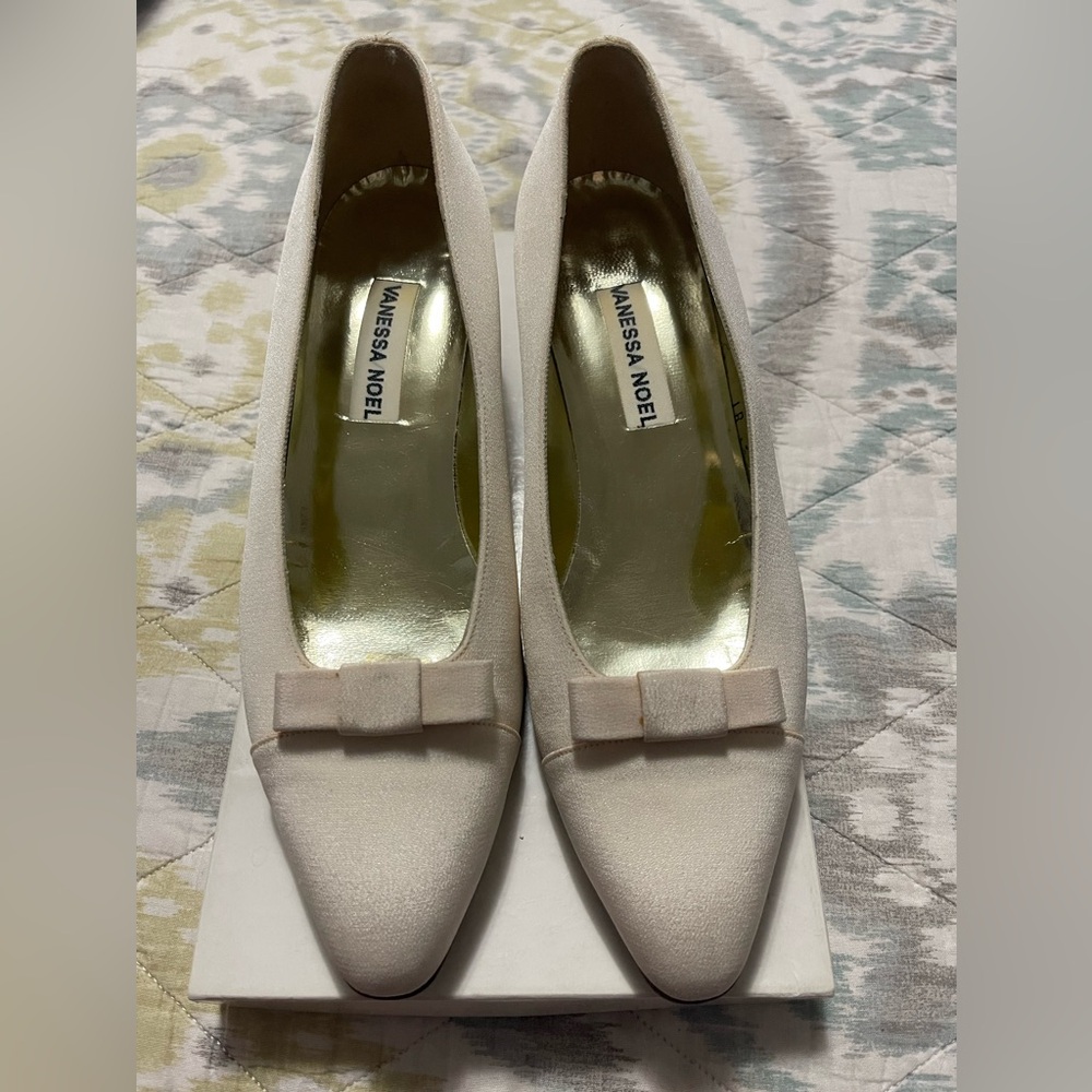 Vanessa Noel cream pumps beige size 8 with bow detail